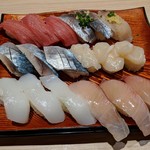 きづなすし - 最初の寿司オーダー　赤身、アジ、サバ、ホタテ、イカ、漬けハマチ