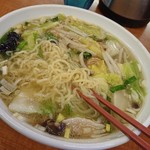 中国料理 東昇餃子楼 - 麺はニラそばと同じ