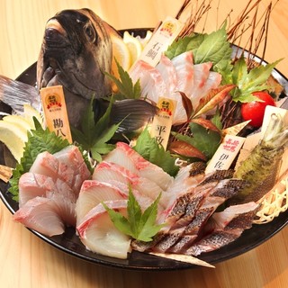 从北海道和长崎的渔夫直接空运过来的“牡蛎、鲜鱼”
