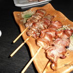 Binchoutan Yakitori Toriyasu - 店の入り口で焼いています