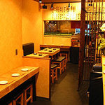 こて屋 - 店内手前が立ち飲みスペースです！