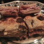 スモークソルト - 「きまぐれサンドイッチ」（この日は“コンビーフとカシスのクリームチーズ”入り）