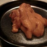 スモークソルト - 「雲丹のラフロイグがけ」：濃厚な生雲丹は、ラフロイグで熟れた味わいに。