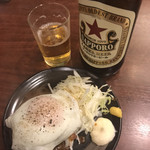 立ち呑み くにし - 煮込みハンバーグ目玉焼き付