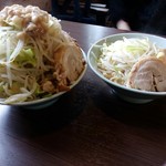 かじろうramen7 - ラーメン小、ノーマルと野菜マシマシ
