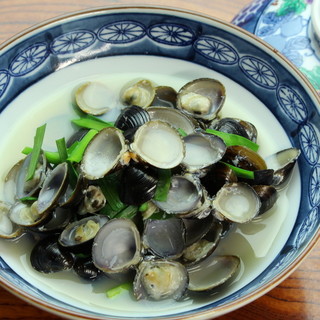 “Fisherman’s steamed clams” with simple seasoning is also great as an accompaniment to alcohol.