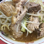 ラーメン二郎 - 食べる前に豚を掘り起こして激写、ノーマルでも十分な量かな^ ^