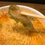 麺屋 紹園 - 特製坦々麺にはでっかいザーサイ入ってます。