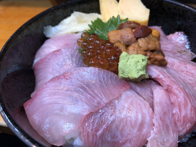 海鮮丼まるきた1号店>