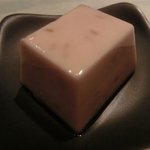 スモークソルト - 「胡麻豆腐の自家製だし醤油漬」：塩かどを押さえただし醤油で奥深い味！