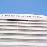 神戸メリケンパークオリエンタルホテル - 青い空に映えるホテルのロゴ