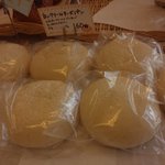 峠のパン屋 - 料理写真:“白いクリームチーズパン”　当店人気No.1!!ふわふわ生地に甘酸っぱいクリームチーズがくせになる!