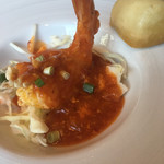 TRIPLE ONE Singapore & Chinese Cuisine - 大海老のチリソース シンガポールスタイル 揚げ饅頭を添えて