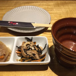 炎影 - お通し¥300と、芋焼酎富乃宝山お湯割り¥600。(いずれも税別)