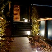 鮨 麻生 平尾山荘 - 住宅街の中にあり、見つけるのは難しい、小さな表札があり階段を登り、インターホンで名乗ると解錠、ピンぼけで申し訳ありません