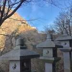 すずめ庵 - 灯篭全てに鹿が刻まれている