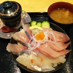 氷見回転寿司　粋鮨 - 氷見地魚３種丼。