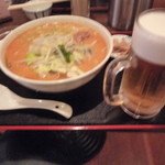 青山一品 - 担々麺全体像+ビール