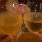 アヒルストア - グラスの白ワインで乾杯
