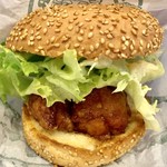 ラッキーピエロ - 包み紙を開けると、この分厚いバーガーが顔を出します(@_@)