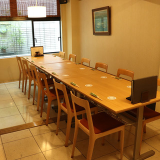 個室完備。ご会食やご宴会承ります。コース、お膳立てのご用意も