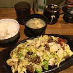 Hakata Teppan Yokaroumon - Aセット (鉄板焼肉1枚・味噌汁) (700円)