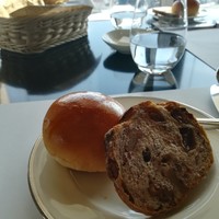 フレンチ ベイ・ビュー - パン　胡桃とレーズンのパン旨し✨