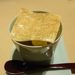 神保町 傳 - アップルパイ味のデザート　蓋は湯葉で