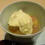 神保町 傳 - 蓋を取ると、アイスクリームやシナモンをきかせたアップルが