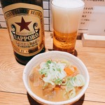 立ち呑み家 正木 - 和牛モツ煮込み[300円]とサッポロラガービール 大瓶[600円]