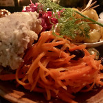 Bistro coda - ◼︎仏惣菜の4点盛¥1,000-
      (キャロットラペ、ポテサラ、紫キャベツの酢づけ、トマトマリネ)