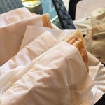 Bar Cipollina - 店先で作ってくれたパニーニを頬張ります