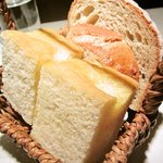 オザミ・デ・ヴァン - パン(フォカッチャとカンパーニュ）。