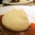 オザミ・デ・ヴァン - 牛肉のビール煮込みのマッシュポテト。