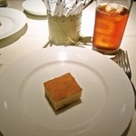 オザミ・デ・ヴァン - 一口デザート(オレンジ風味のケーキ)。