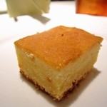 オザミ・デ・ヴァン - 一口デザート(オレンジ風味のケーキ)。