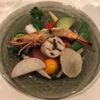 カーサ M - 前菜：北海道産ホタテ貝柱と天使の海老の炭火炙り 旬野菜のサラダ仕立て