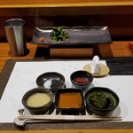 Sushisho Nomura - カウンターには料理が出てくる前にたくさんの薬味。
                
                葉ワサビ、酢味噌、醤油、ポン酢、梅肉(鹿児島・和歌山等)、塩(鹿児島・坊津)、黒胡麻(鹿児島)、ワカメ(島原・岩手)