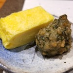 鮨匠 のむら - (01)飛び魚の薩摩揚げ
      薩摩揚げは飛び魚の擂り身100%使用。
      深く濃い味わいで、絶品です♪ヽ(´▽｀)/
      
      (02)出汁巻き
      出汁巻きは気持ち甘口で程よいシットリ感