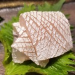 鮨匠 のむら - (05)勘八(鹿児島県開聞岳沖産、1.5kg)
      産卵期は春～夏、旬は秋～冬。
      青物は爽やかな香りを楽しんでもらうというポリシーから子供サイズがメイン
      香りある爽やかな青物の脂、爽やかな甘みが鮮烈です