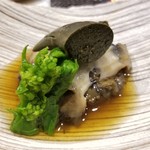 鮨匠 のむら - (09)焚き黒鮑(佐賀県唐津産)
      産卵期は秋～冬(禁漁)、旬は初夏～夏。
      6時間煮込んでも大きいままなんだとか。
      大根の煮汁で6時間焚くので大変柔らかく、その身がプルプルと震えるほど
      旨みも抜群です