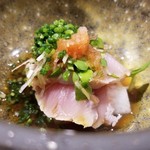 鮨匠 のむら - (10)歯鰹(鹿児島県開聞岳沖産、3.3kg・3日寝かせ)のたたき
      産卵期は夏、旬は秋～冬。
      鰹と歯鰹は別の魚で習性が異なり、その身も薄い桃色
      今回の歯鰹は脂のりが良く、たたきなのに味わいが濃い