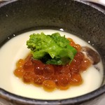 鮨匠 のむら - (11)茶碗蒸し、筋子(北海道産)と菜の花(高知県産)
      この時期の筋子は常連さんのリクエスト
      菜の花のアクが完全に抜いてあり美味
      茶碗蒸しの中には小さな紅はるか(薩摩芋)や他の具材も入りボリュームあり