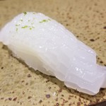 鮨匠 のむら - (12)障泥烏賊(鹿児島県開聞岳沖産)
      カボス・塩
      産卵期は春～初夏、旬は春～夏、寿命1年。
      モチモチとした食感で甘みも強いです。
      少し寝かせてあり柔らかく仕上がって、旨みと甘みが引き出されています。