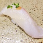 鮨匠 のむら - (14)真鯛(鹿児島県開聞岳沖産)
      産卵期は春～初夏、旬は秋～晩冬
      外洋生息の真鯛は海老・蟹などより小魚を食べているので滋味よりも脂の旨みが優勢
      因みに真鯛は全て雌で産まれ2歳で全数が雄に性転換します