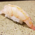 鮨匠 のむら - (15)ナミクダヒゲエビ(鹿児島錦江湾・210m)
      産卵期は夏～秋、旬も夏～秋。
      しかし、通年味わいが落ちないようです
      ご当地のスペシャルなネタで、甘海老よりも甘く複雑なコクと海老特有の旨みがあります