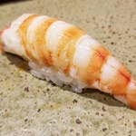 鮨匠 のむら - (18)車海老(鹿児島県出水産)
      産卵期は初夏～初秋、旬は初夏～初秋。
      アツアツの茹で海老、車海老らしい濃厚な味を温かい茹で立てと温かいシャリで握って下さいます。