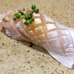 鮨匠 のむら - (19)縞鯵(鹿児島県開聞岳沖産、1.6kg・2日寝かせ)
      産卵期は秋～冬、旬は夏～秋。
      脂がのって旨味も抜群ですが、スッキリとした後味で軽やかです。