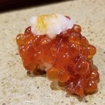 鮨匠 のむら - (22)筋子(北海道産)
      -60度で瞬間冷凍したものを解凍して使用。
      常連さんのリクエストだそう
      まずまず美味しいけど、旬の極上を味わうと言うのむらサンの世界観と相違
      私にとってオマケのような位置付け