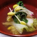 鮨匠 のむら - (23)鹿児島雑煮(茶碗蒸しの変わり)
      お正月の時期に来店出来なかった常連さん用
      ありがたや～m(_ _)m
      小エビと干し椎茸の出汁、大豆もやし
      お出汁が美味しいです！
      エビと椎茸の風味が拡がります♪